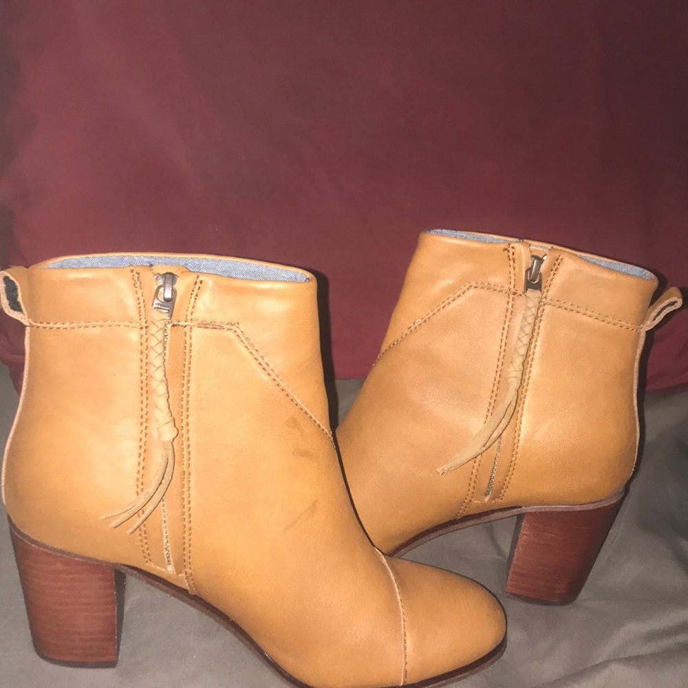 TOMS brown booties👢